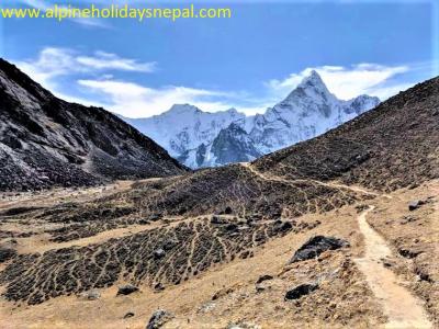 Trail to Kongma La Pass with Mountain view