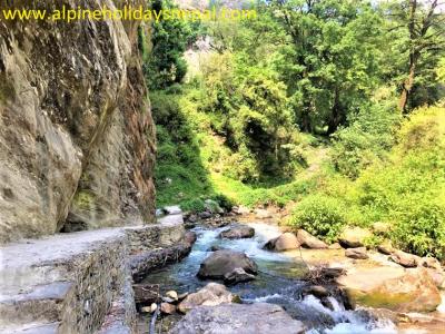 Trail between Dhunce to Shing Gompa, Trishuli River alongside