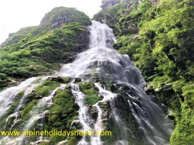 Waterfall on the way to Chame