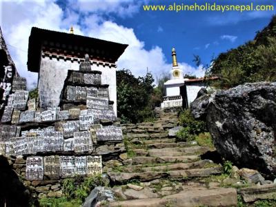 Trail between Lukla to Phakding